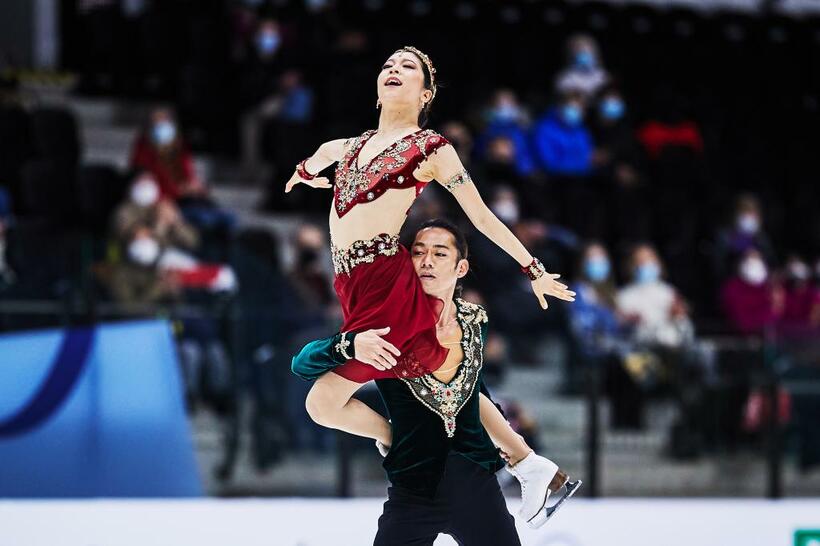 アイスダンスのフリーで演技をする村元哉中、高橋大輔組（International Skating Union via Getty Images)