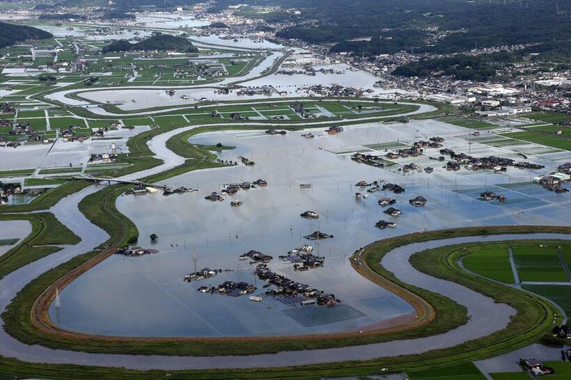 六角川の氾濫で、一面が水に浸かった佐賀県大町町。深さは一時3メートルに及び、道路は寸断され、孤立した住民のボートでの救出が続いた／８月15日、朝日新聞社ヘリから　（ｃ）朝日新聞社