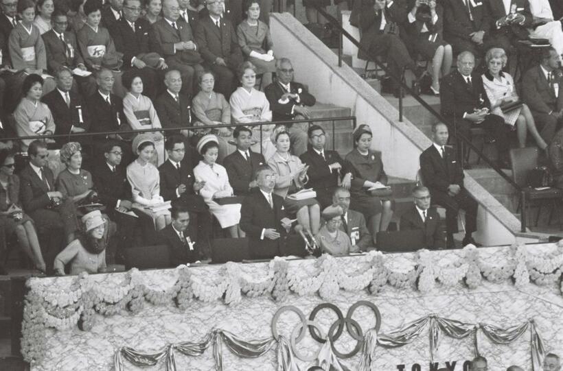1964年、東京オリンピックの開会式で、昭和天皇はロイヤルボックスから開会を宣言した／1964年10月10日、東京・国立競技場で　（ｃ）朝日新聞社