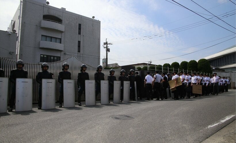 家宅捜索に入る捜査員たち