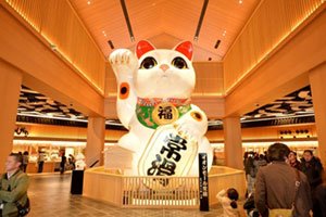 イオンモール常滑にそびえ立つ高さ約7ｍの日本最大級の招き猫