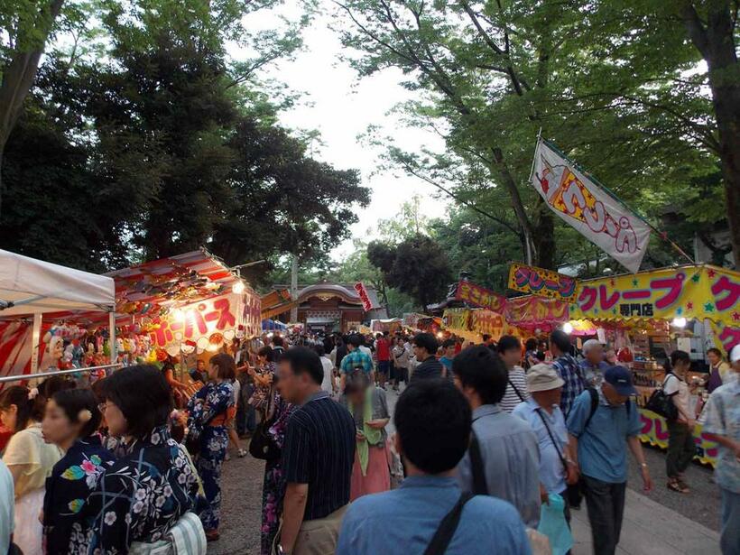 縁日の様子（コロナ禍以前の大國魂神社境内にて）