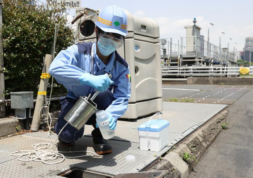 下水から新型コロナウイルス感染拡大の兆候を調べるため、東京都は１３日、都内１５カ所で下水の採取を開始。第２波の予測に役立てる　（ｃ）朝日新聞社