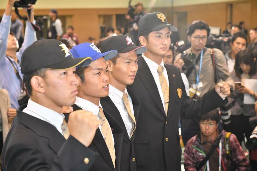 北海道日本ハムに５位指名された大阪桐蔭の柿木蓮（左）（C)朝日新聞社