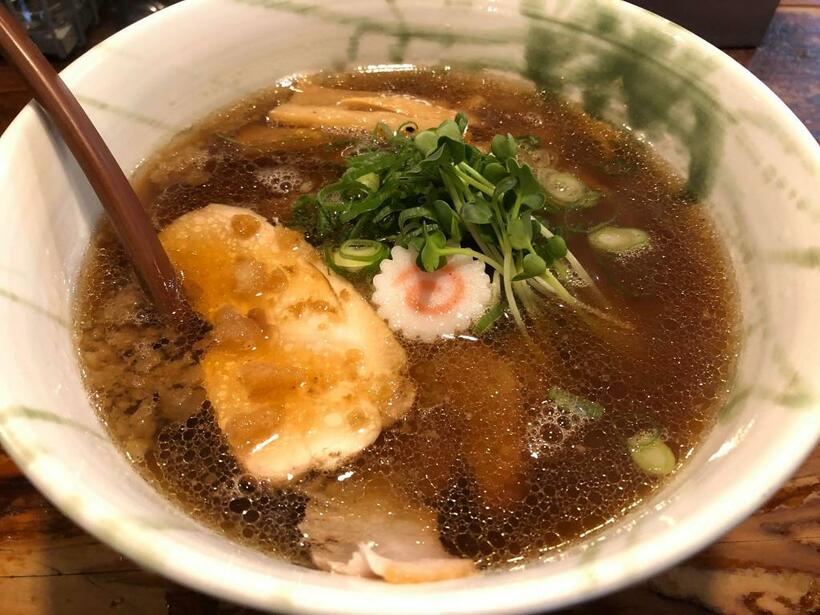 G麺7の「らーめん正油」は一杯720円。ツルツルモチモチの麺の美味しさがスープの中で引き立つ（筆者撮影）