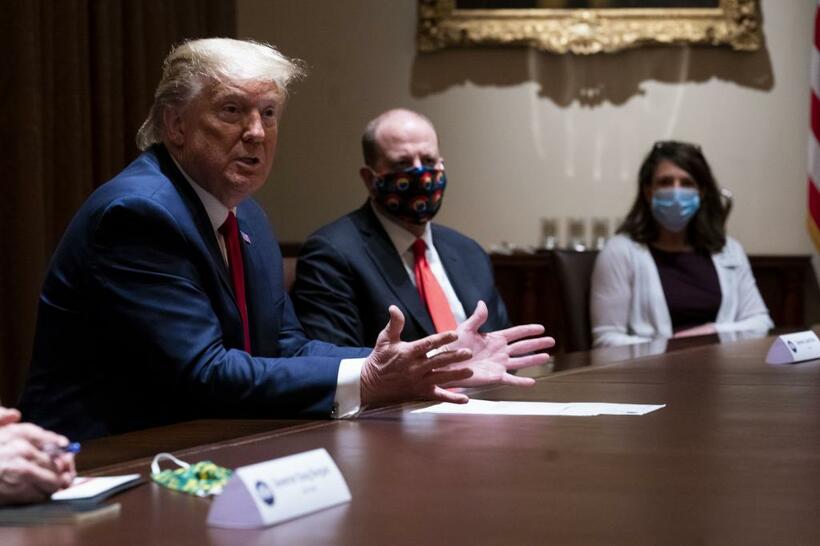 ホワイトハウスでコロラド州知事らと会談したトランプ氏。相手がマスクをしていても、自らは着けようとしない（写真：ｇｅｔｔｙｉｍａｇｅｓ）