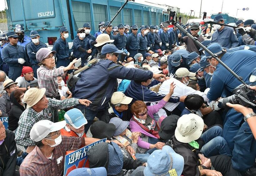 キャンプ・シュワブ前に座り込む市民と、強制排除する県警機動隊（沖縄タイムス提供）