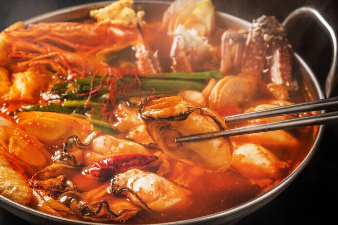 〆の雑炊も最高に美味しい、魚介類の出汁たっぷりのスープ。