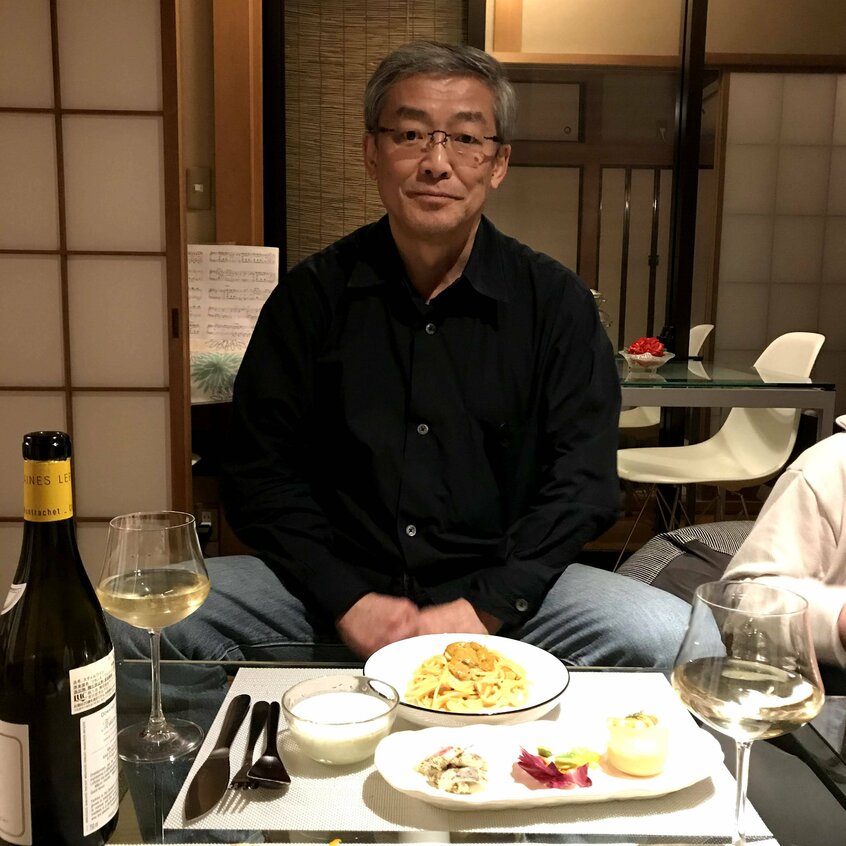 緊急事態宣言中、誕生日を自宅で祝った。妻・薫さんお手製のフルコースを前に。白ワインもたっぷりと（2021年5月8日）（写真提供・山崎 薫）