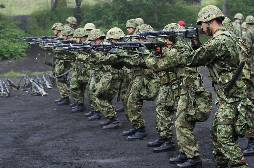 陸上自衛隊の演習。「3密」が避けられないのは海軍だけではなく、演習の縮小は世界的な流れになりそうだ (c)朝日新聞社