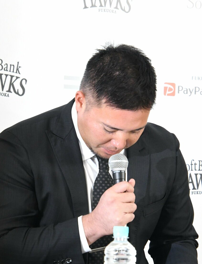 入団会見で不祥事について頭を下げる山川