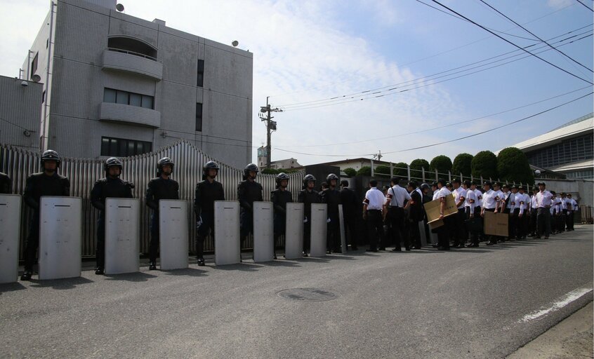 家宅捜索に入る捜査員たち