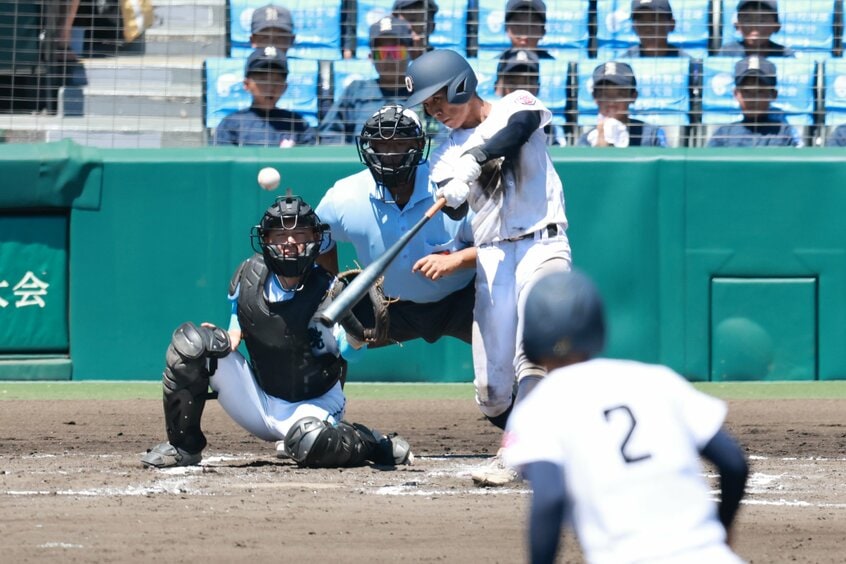 六回裏、安打を放つ沖縄尚学・比嘉(撮影/写真映像部・東川哲也)