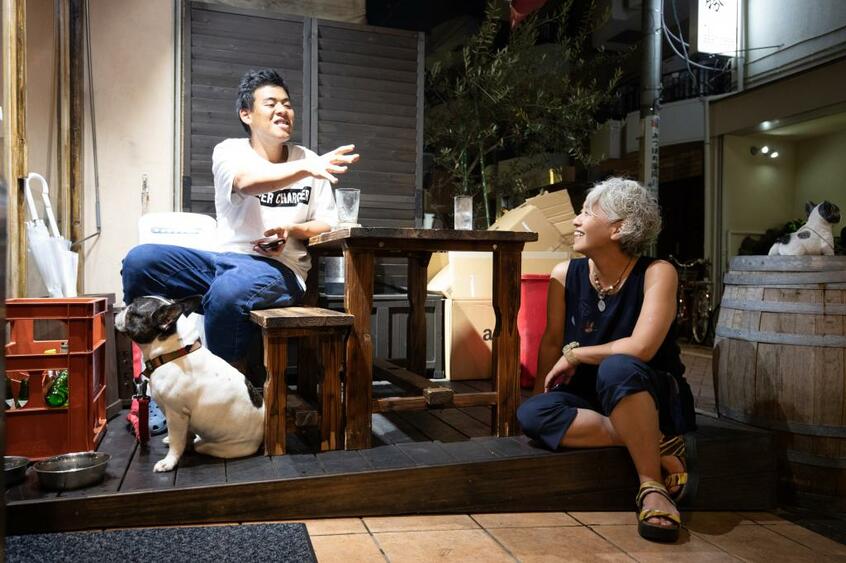 付き合いのある事業主が経営するカフェバーで談笑する三宅(撮影/大野洋介)