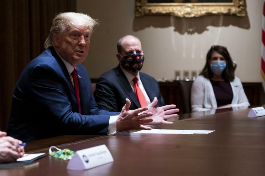 ホワイトハウスでコロラド州知事らと会談したトランプ氏。相手がマスクをしていても、自らは着けようとしない(写真:gettyimages)