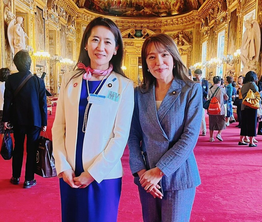 パリのリュクサンブール宮殿での松川るい氏と今井絵理子氏=松川るい氏のSNSから