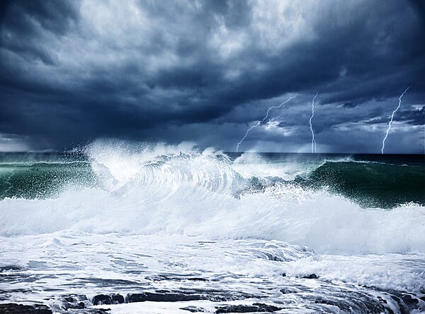 海での「落雷」「高波」から、どう自分の身を守る？