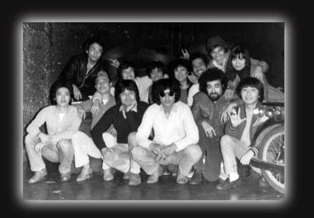1978年の「真夜中に挽歌」初演楽日終演後に撮影。前列中央のサングラス姿が松田優作さん（渡邉俊夫さん提供）