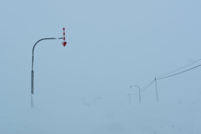 吹雪のときも、「矢羽根」が道路のフチを指し示す