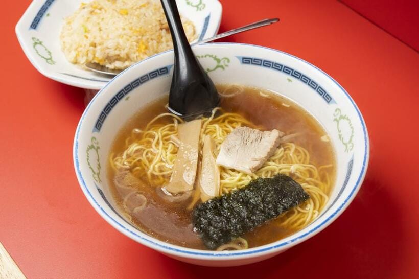 半チャンラーメン700円（税込み）チャーハンがラーメンの汁とよく合う［写真＝倉田貴志／高野楓菜（写真映像部）／楠本涼］