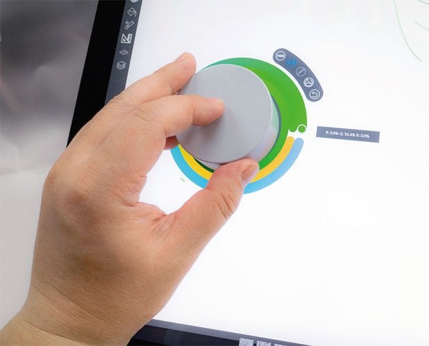 サーフェス・ダイヤルをSketchableで使えば、ダイヤル操作でペンの色や回転などが可能だ。アルミニウム製のダイヤルの質感もいい。Surface Studio（パソコン）なら、画面に置いたところにメニューが表示される（ダイヤルオンスクリーン）
<br />