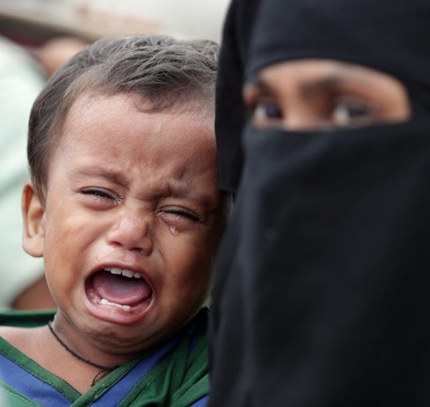 大きな声を上げ泣くロヒンギャ難民の男の子（ｃ）朝日新聞社