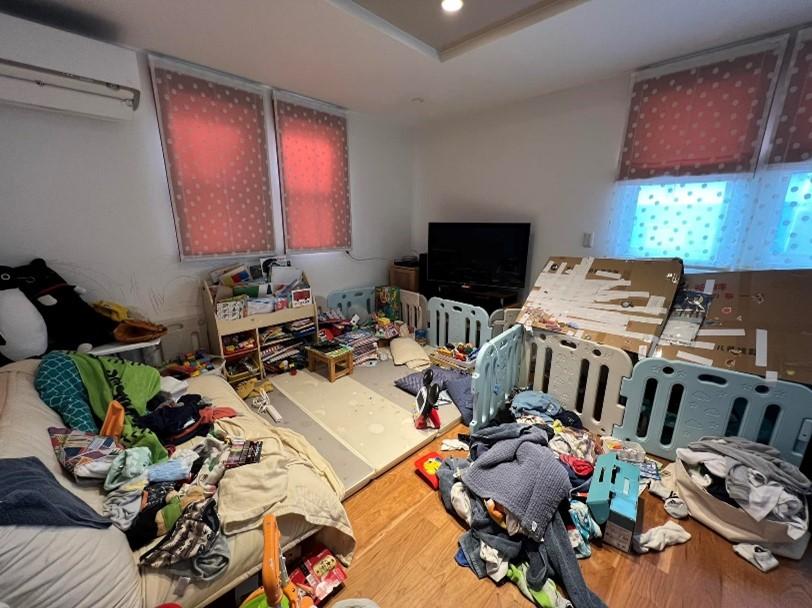 家族のモノが部屋からあふれてリビングまで散らっていました／ビフォー