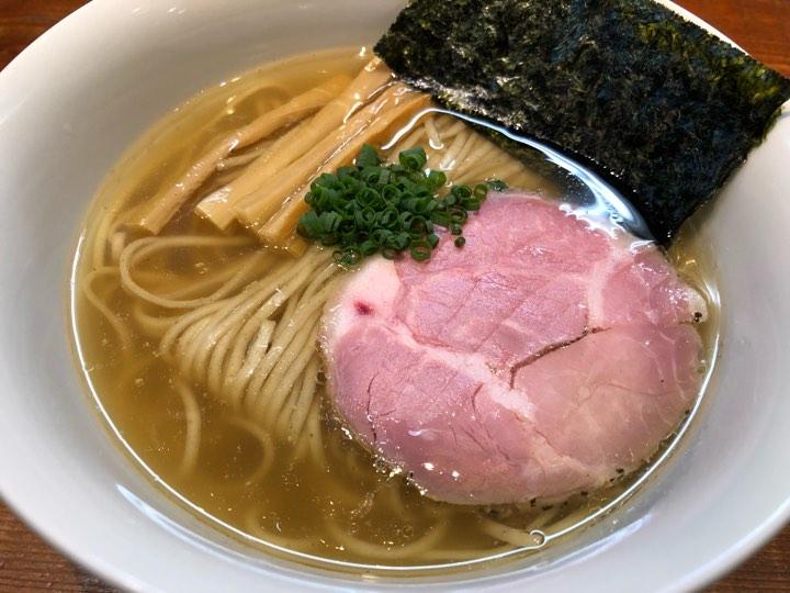 進化が挑戦した「白醤油らーめん」は一杯850円（筆者撮影）