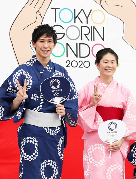 東京２０２０オリンピックエンブレム浴衣は７月１４日、大会組織委員会が公式オンラインショップなどで販売開始。男性用は白、藍の２色、女性用はピンクを加えた３色を用意。帯付きで、各１万８００円＝７月２４日、「東京五輪音頭―２０２０―」の制作発表会で元サッカー女子日本代表の澤穂希さん（右）らがお披露目（撮影／朝日新聞社・金川雄策）（ｃ）朝日新聞社