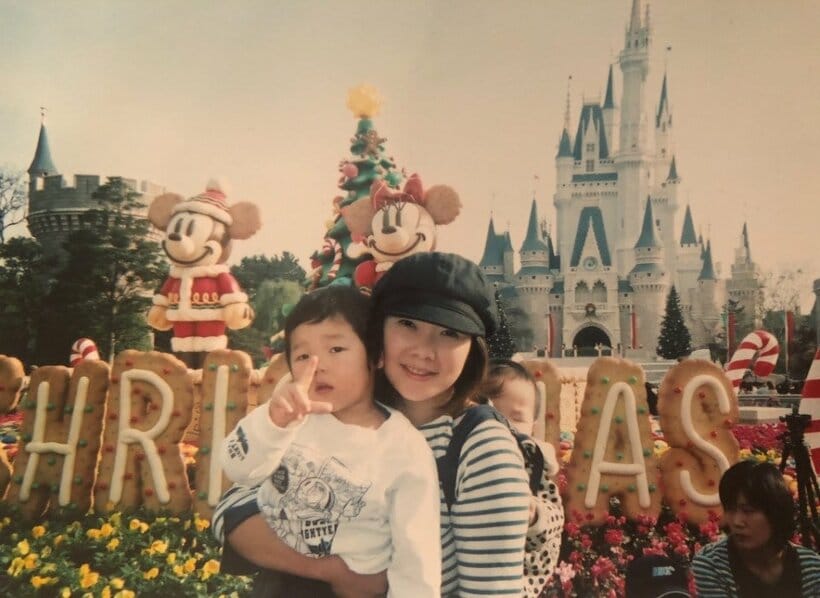 俳優として活躍する堀田ヤスヨさん。20～30代は専業主婦として子どもたちに向き合っていた（photo  本人提供）