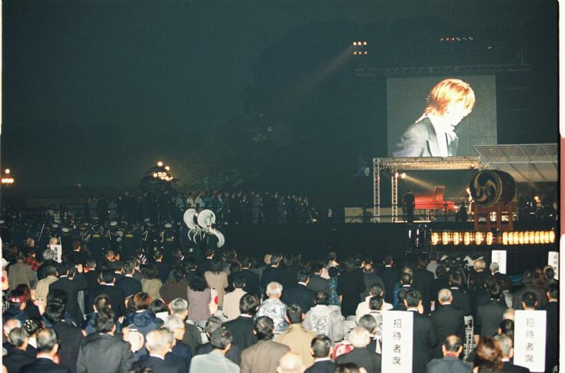 １９９９年の天皇陛下御即位１０年を祝う国民祭典の様子　(ｃ)朝日新聞社