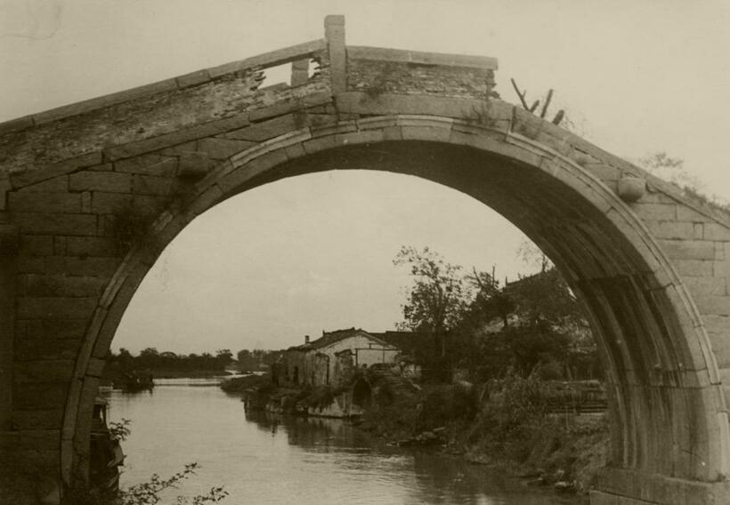 １９３９年、６世紀初めに創建された寒山寺（１８６０年再建）の前にある橋。似てはいるが唐代に架設されたという有名な「楓橋」ではない。寒山寺も楓橋も唐代の張継の「楓橋夜泊」の詩で名高い　（ｃ）朝日新聞社