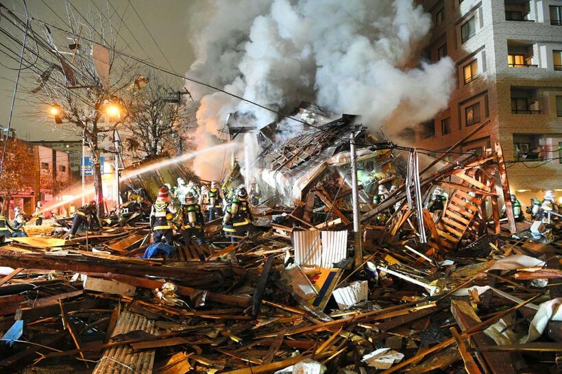 札幌市で起きた大量のスプレー缶爆発事故。炎上し、建物は跡形もなく吹き飛ばされた＝２０１８円１２月