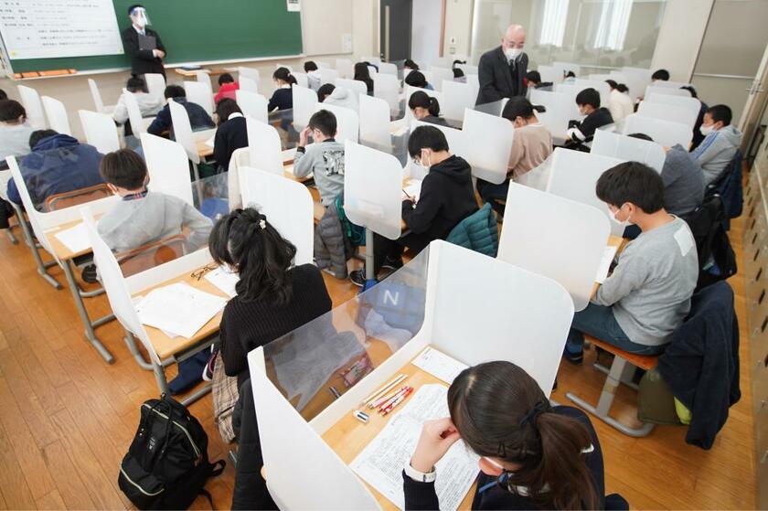 栄東中学の入試では、受験生たちの机にアクリル製の仕切りを設けていた／１月１０日、さいたま市　（ｃ）朝日新聞社