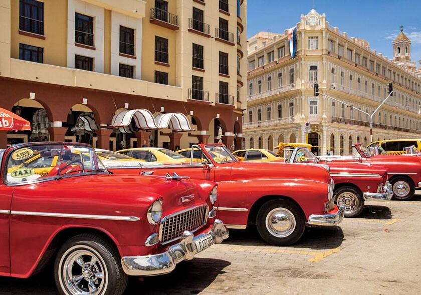 ハバナの観光タクシー。革命前の「アメ車」を修理、塗装。クルーズ船で寄港する観光客にも人気があったが、供給過剰に（撮影／安達康介）