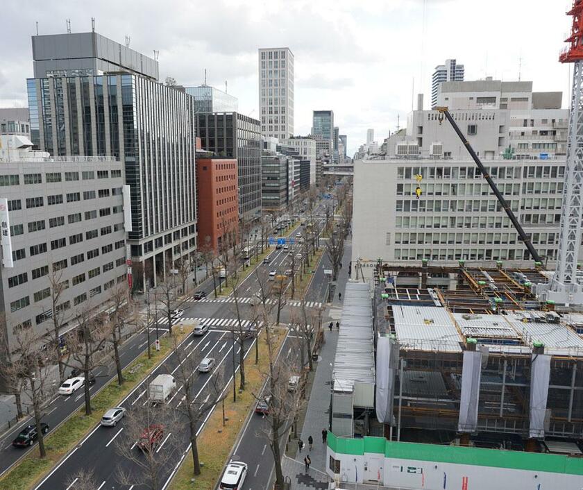 ２０１８年１月、ホテルが入るビル（右手前）の建設が進む大阪・御堂筋沿い。周辺ではホテルの建設計画が相次ぐ　（ｃ）朝日新聞社
