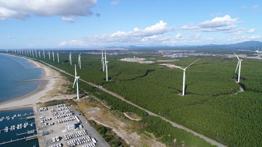 秋田県潟上市のウインドファーム。この向かいの洋上に、これから「着床式」風車が並び、さらにその沖に「浮体式」風車が回ることになる(写真:ウェンティ・ジャパン提供)