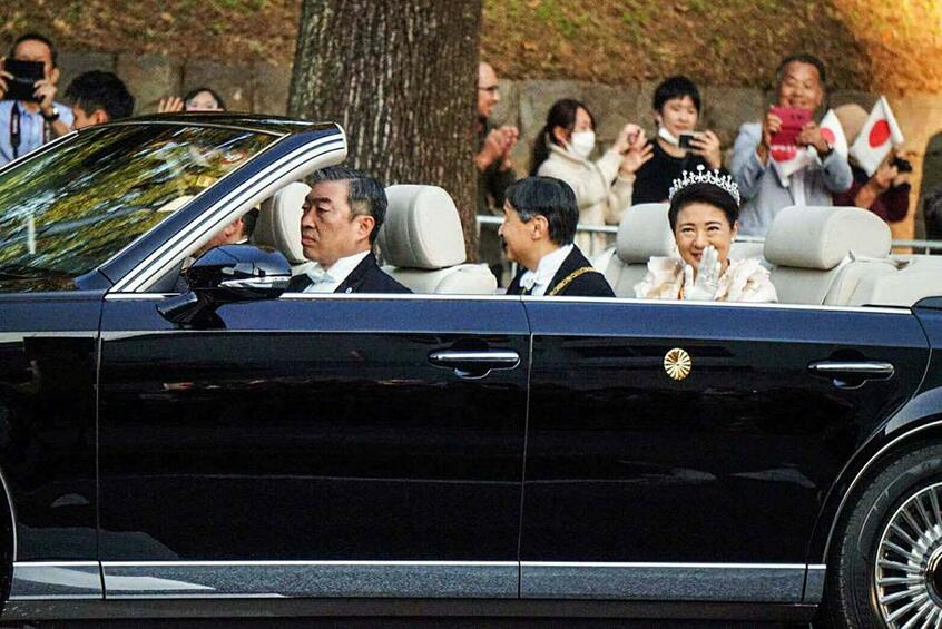 沿道に向かって手をふる雅子さま(撮影者・吉田比佐)
