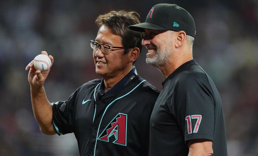 メジャーのダイヤモンドバックス戦で始球式を務めた古田氏。同球団のトーリ・ロブロ監督と(日刊スポーツ)