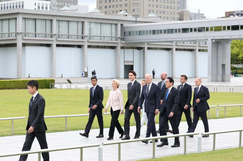 平和記念公園の慰霊碑へ向かう、湯崎英彦広島県知事（左）、岸田文雄首相、参加国首脳ら。後方は広島平和記念資料館＝5月19日、広島市中区