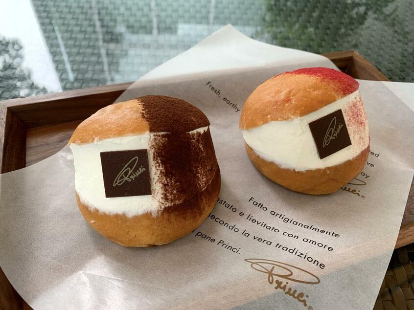 プリンチのマリトッツォは、ヘーゼルナッツを使った「ノッチョーラ」(左)と、ベリーソースの2種(各418円)(撮影/福光恵)