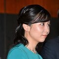 〈佳子さまの存在感〉「お疲れ気味…」の佳子さま 硬い表情から「復活」して見せた白い歯のパーフェクトスマイル
