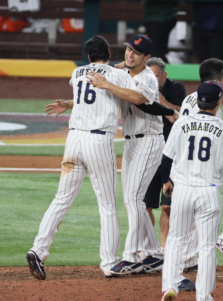 WBC優勝を決め抱き合う大谷翔平とダルビッシュ有