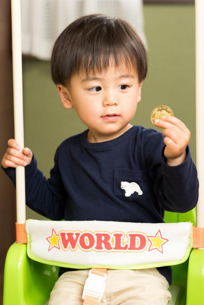 小さな頃から金貨に接していれば、お金に対する意識が高い子に育つ！？（撮影／写真部・小山幸佑）