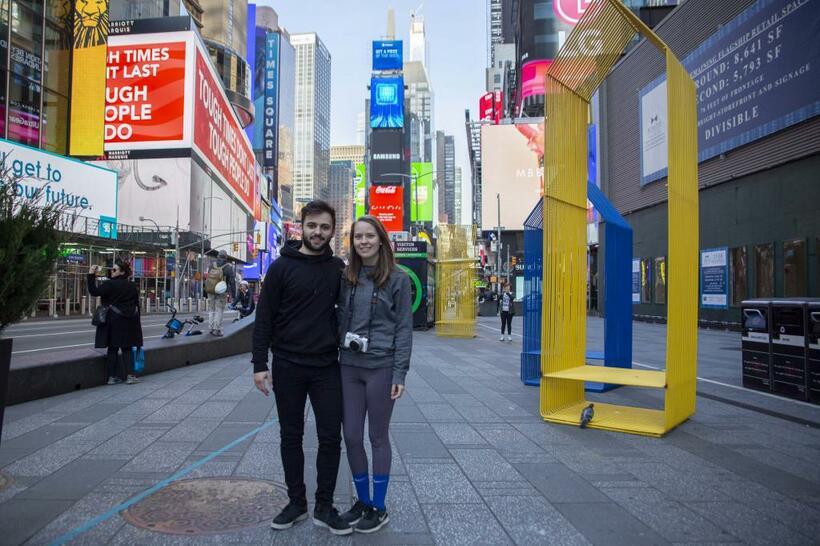 ニューヨーク市ブルックリン区に住むオクタイさん（左）とレクシーさんは街の様子を見るために地下鉄を避けて自宅から２時間かけて歩いて来たという（撮影・新垣謙太郎）