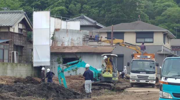 一部売却されて取り壊されるミスターの生家