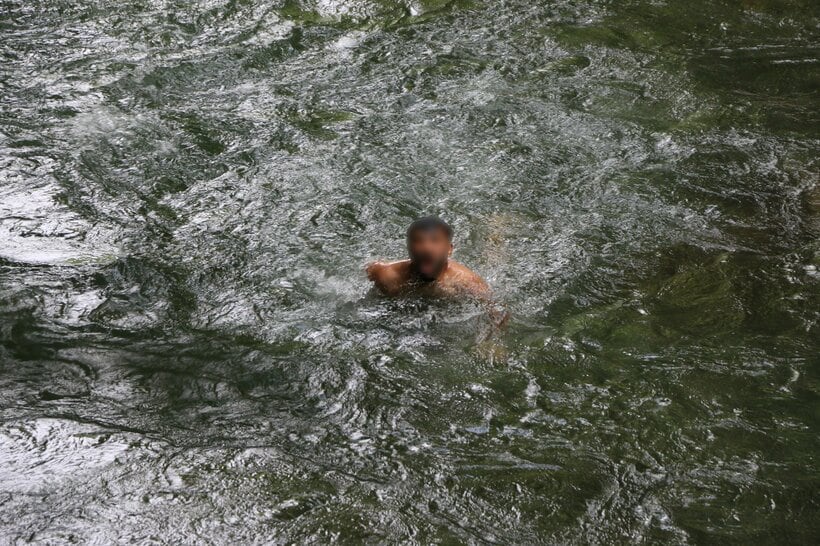 多摩川の支流、日原川で泳ぐ人。水量が多いうえ、流れも速い。昨年、この場所で3人が亡くなった＝米倉昭仁撮影