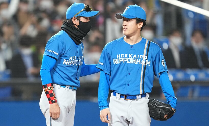 北山（右）に声をかける新庄監督（日刊スポーツ）