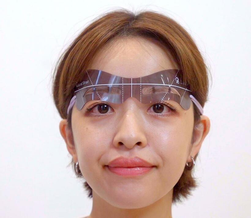 一人ひとりに合った眉を12種類の眉型を使って施術してくれるアイブロウサロンmime（ミメ、東京都中央区銀座）のオリジナルコスメブランドLyuVie（リューヴィ）が、自宅でも簡単に理想の眉が作れる眉型テンプレートを開発。女性用だけでなく、男性用も用意されている。（写真／女性用装着例）