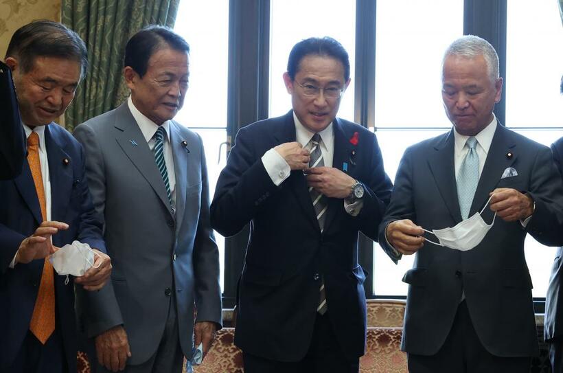 左から遠藤選対本部長、麻生副総裁、岸田首相、甘利幹事長（C)朝日新聞社